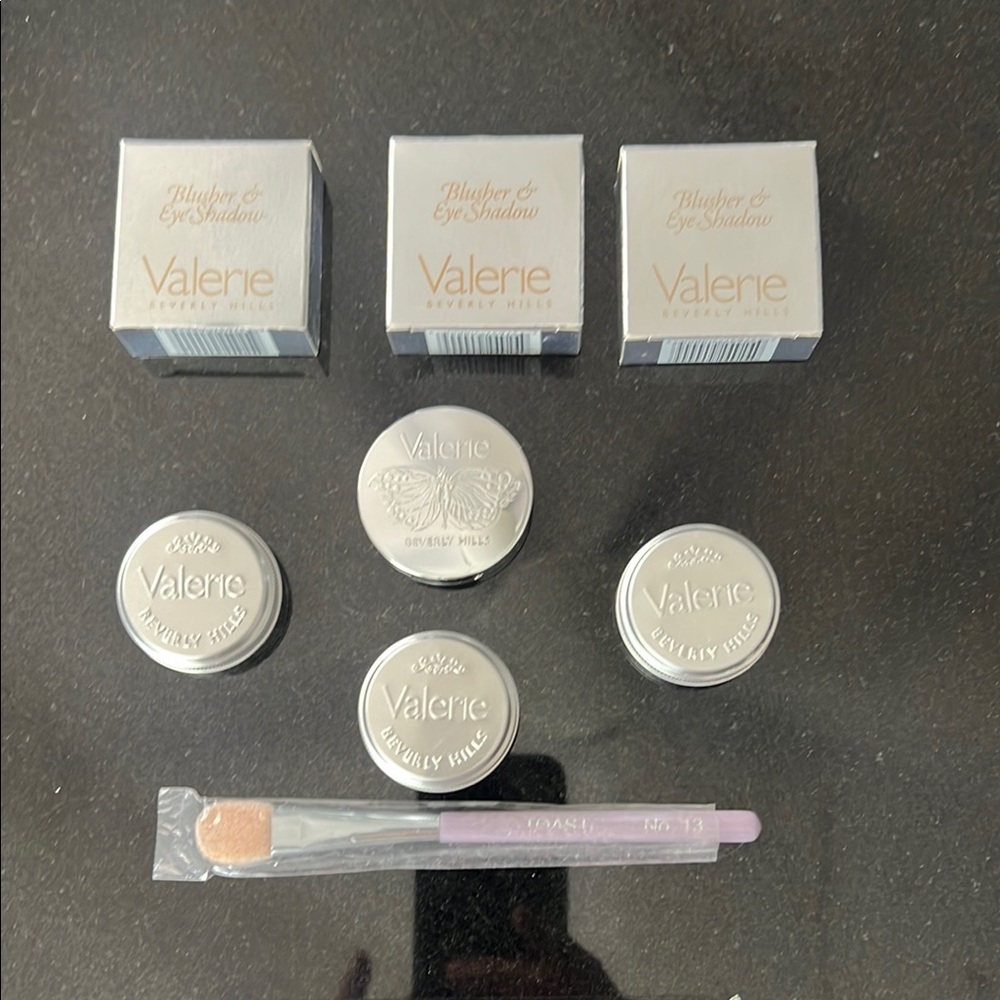 Valerie Toast eyeshadow lots of 7 and 2 brushes M36